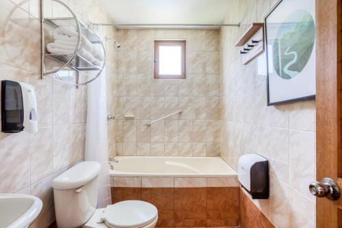 a bathroom with a tub and a toilet and a sink at qema Arequipa in Arequipa
