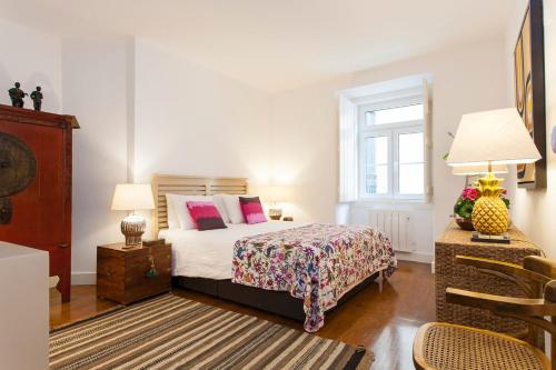 una camera con letto e finestra di Charming Apartment in Alfama a Lisbona