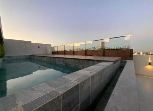 a swimming pool on the roof of a building at Dpto 1 Dorm y balcon Baruc 3 Como en Casa - Scz in Santa Cruz de la Sierra