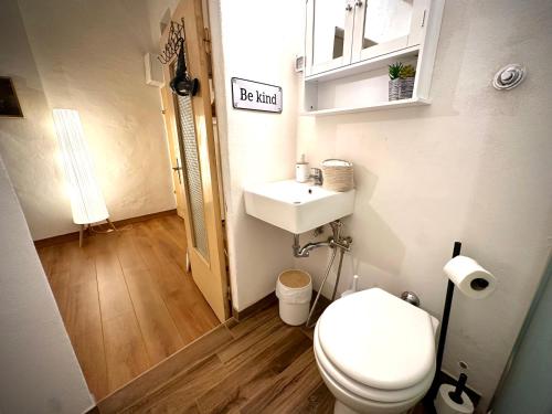 a small bathroom with a toilet and a sink at Centralissimo a un minuto a piedi da Piazza del Campo in Siena