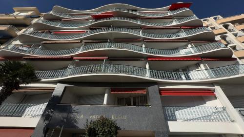 un immeuble d'appartements avec des escaliers mécaniques sur son côté dans l'établissement Luxury apartment on Promenade des Anglais in Nice, à Nice