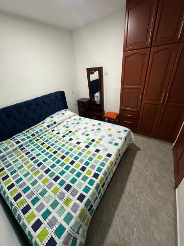 une chambre avec un lit et un miroir dans l'établissement Apto Betania, à San Gil