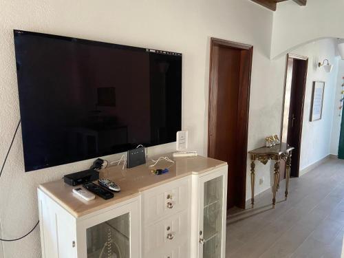 a living room with a large flat screen tv on the wall at Casa do Carpinteiro in Monte Claro
