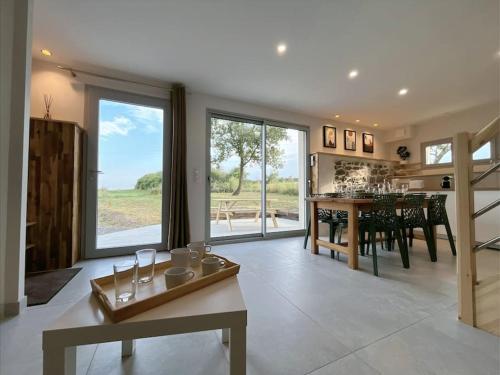 un salon avec une table et une salle à manger dans l'établissement La Lodge des Champs, à Champdieu