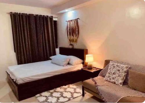 Ένα ή περισσότερα κρεβάτια σε δωμάτιο στο Cozy and spacious executive condo