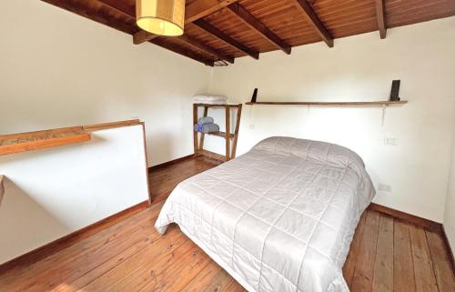 a bedroom with a bed and a wooden floor at Casa Moderna entre Coihues in San Carlos de Bariloche