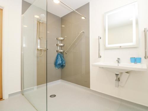 Un baño con ducha de cristal y lavabo. en Willow, en Truro