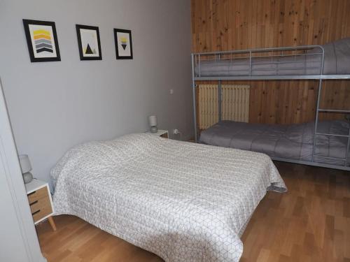 - une chambre avec deux lits superposés et un lit dans l'établissement Appartement Mont-dore centre 6-8 personnes 2 ch, à Le Mont-Dore