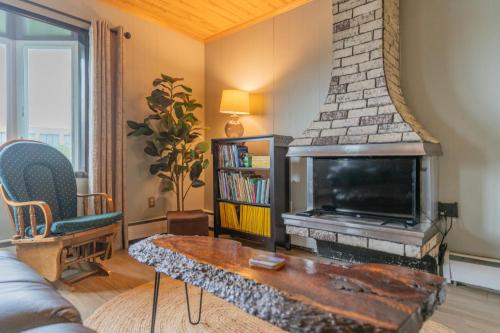 a living room with a fireplace and a couch at The Hometown Family Inn in Fairbanks