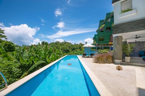 Bazén v ubytování Kata Beach Luxury Condo - Spacious - Exquisitely Furnished - 6min walk to beach - 2025 Booking Traveller Award Winner nebo v jeho okolí