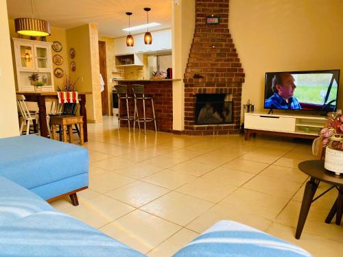 Televisyen dan/atau pusat hiburan di Casas M&G Penedo com vista para a serra