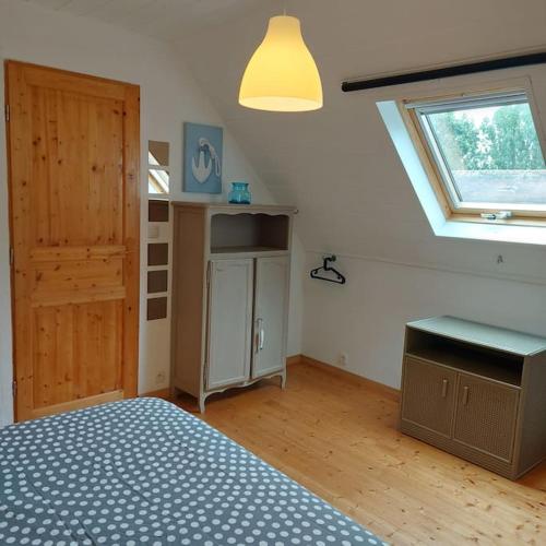 une chambre avec un lit, une fenêtre et un bureau dans l'établissement Penty typique Kercab dans un ancien moulin, à Plomodiern