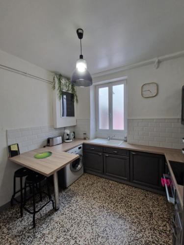Kuchyň nebo kuchyňský kout v ubytování Appartement Autun