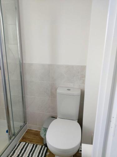 Modern Entire 3-Bedroom House in Rugbyにあるバスルーム