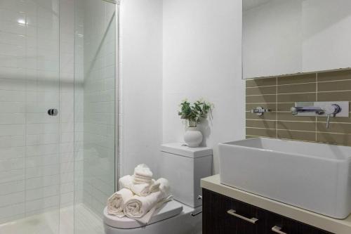 Ένα μπάνιο στο 2BR Apt Next to Melbourne Central with City Views