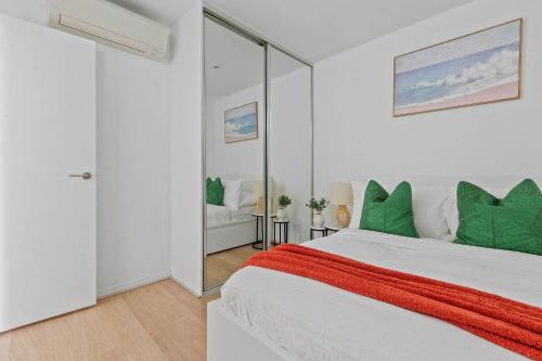 Ένα ή περισσότερα κρεβάτια σε δωμάτιο στο 2BR Apt Next to Melbourne Central with City Views