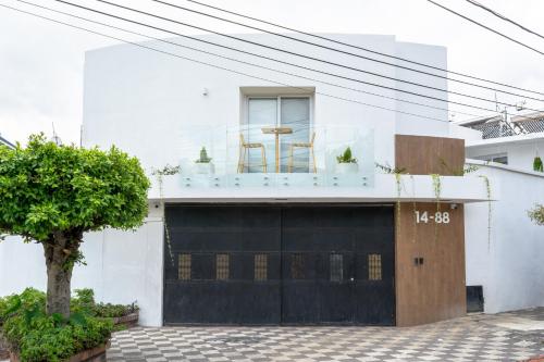 Bangunan di mana terletaknya aparthotel ini