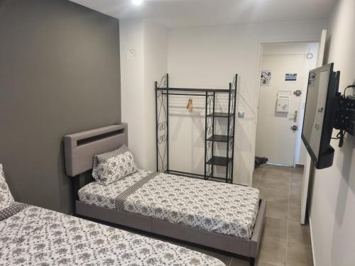 - une chambre avec 2 lits jumeaux et une échelle dans l'établissement Chambre privative rénové 2024, climatisation, tramway sur place , 12 min centre, 16 min plage, aperçu latéral mer, 2 wc avec 2 salle de bain, private room renovated 2024, air-conditioned , tram on spot, 2 toilets and 2 bathrooms, à Nice