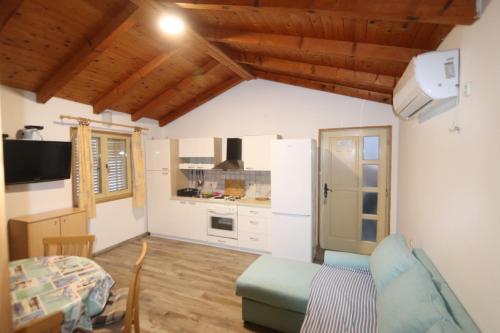 Kuchyň nebo kuchyňský kout v ubytování Apartments with parking spaces Borje, Peljesac - 12507