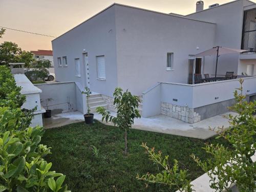 Apartments with parking spaces Zadar - 23478