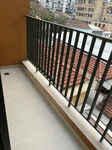 a balcony with a railing and a view of a building at Studio a 500 metros do Allianz Parque, moderno, com piscina e academia in Sao Paulo