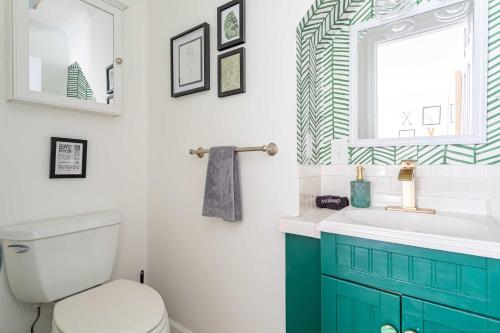 une salle de bain avec toilettes, lavabo et fenêtre dans l'établissement Updated 3 BDR Gas Fire Place BBQ, à Albrightsville