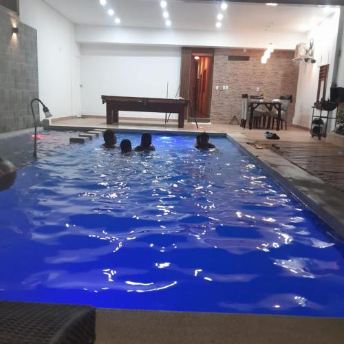 un gruppo di anatre che nuotano in una piscina con un pianoforte di Casa MANCORA a Máncora