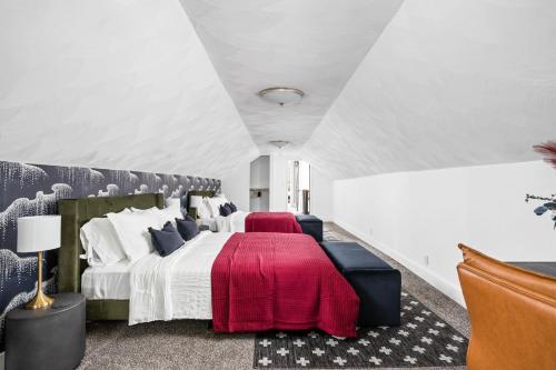 Un dormitorio con una cama grande con una manta roja. en Beautiful House near downtown and fountain square 4BD BBQ Games FirePit, en Indianápolis