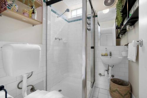 墨尔本Beach-Side Studio Apt with parking spot的带淋浴、马桶和水槽的浴室