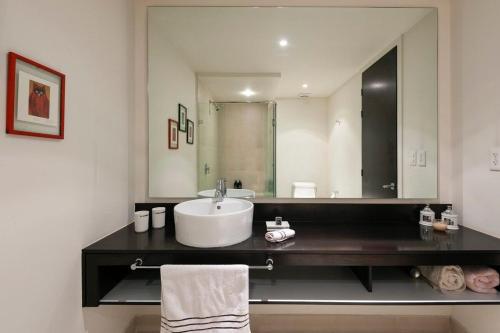 a bathroom with a sink and a large mirror at Beautiful apartment w/amenities in front of CARSO in Mexico City