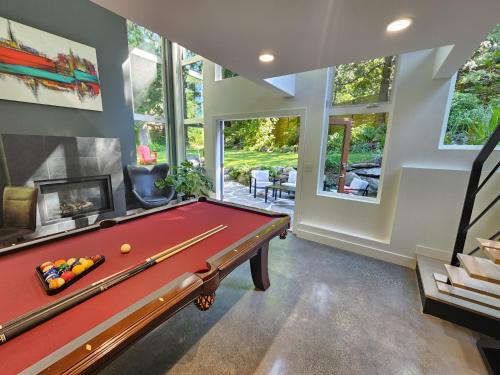 - un billard dans une pièce avec cheminée dans l'établissement 2BD Guest Suite Sleeps 6 Near Downtown & Beach, à West Vancouver