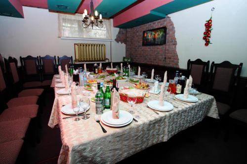 uma mesa longa com garrafas e copos em Dobrye Traditsii Hotel em Krasnodar