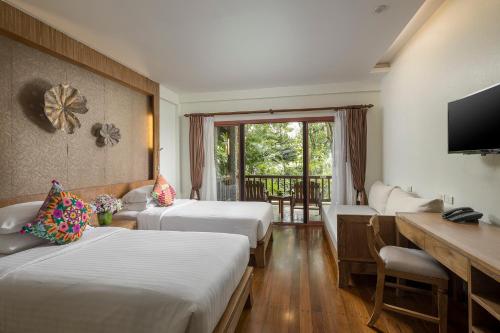 Postel nebo postele na pokoji v ubytování Khaolak Paradise Resort