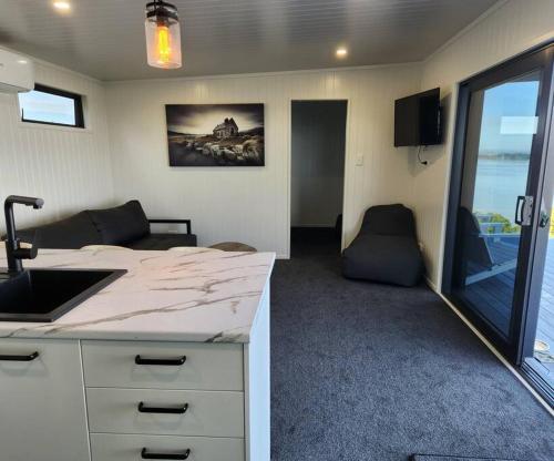 TV a/nebo společenská místnost v ubytování Romantic Countryside Lakeview, 1 hour ex Auckland