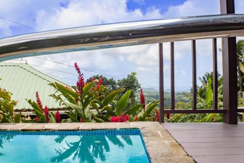 una piscina con vista da una casa di Montete Cottages a Choiseul