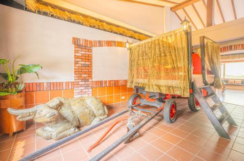 a bathroom with a statue of a rhino in a room at Regale Motel in Zhonghe