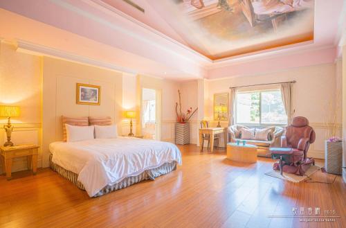 a bedroom with a bed and a table and chairs at Regale Motel in Zhonghe