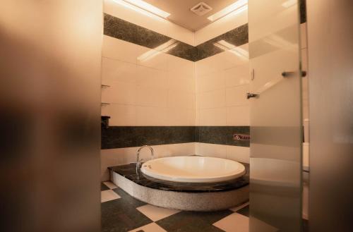 a bathroom with a toilet in the middle of a room at Regale Motel in Zhonghe