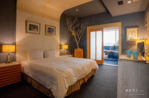 a bedroom with a large bed and a window at Regale Motel in Zhonghe