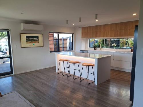 Dapur atau dapur kecil di Papamoa Beach Home