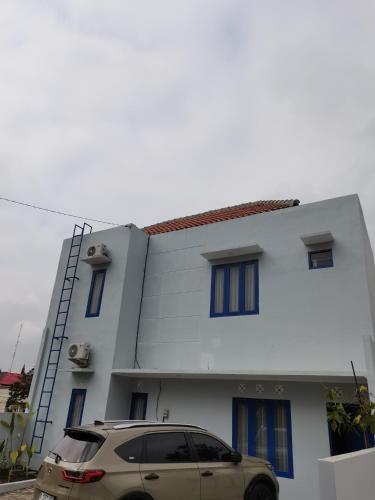 un coche aparcado delante de un edificio en ZG Villa Batu, en Tlekung