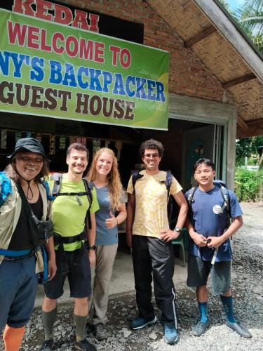 Επισκέπτες που μένουν στο Jhony's Backpacker-Guest House only stay here book treking with us