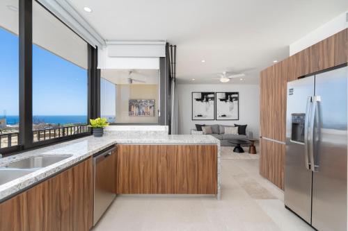 Ένα μπάνιο στο Private and heated POOL with ARCH VIEW new condo!