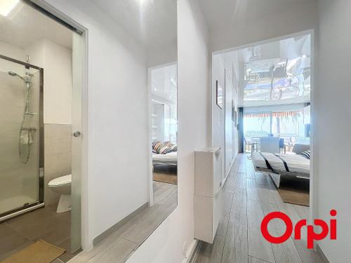 un couloir aux murs blancs et une salle de bains avec toilettes. dans l'établissement Studio rénové avec terrasse, climatisation et parking à Menton - FR-1-647-42, à Menton