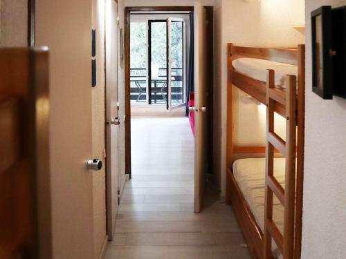 - un couloir avec 2 lits superposés et une porte menant à une chambre dans l'établissement Studio cosy pour 6 à 5 min des pistes - FR-1-322-642, aux Orres