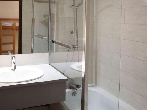 une salle de bain avec une douche, un lavabo et une baignoire dans l'établissement Studio cosy pour 6 à 5 min des pistes - FR-1-322-642, aux Orres