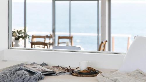 Ruang duduk di Oceans Edge Retreat