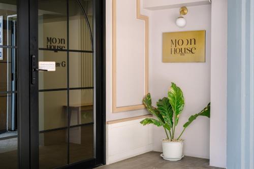 Afbeelding uit fotogalerij van Moon House BKK Room 3A in Bangna