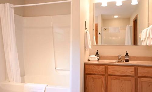 Bilik mandi di Gunflint Lodge