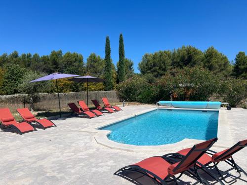 Proche Roussillon, La villa rouge Luberon, piscine chauffée, climatisation et vue Luberon